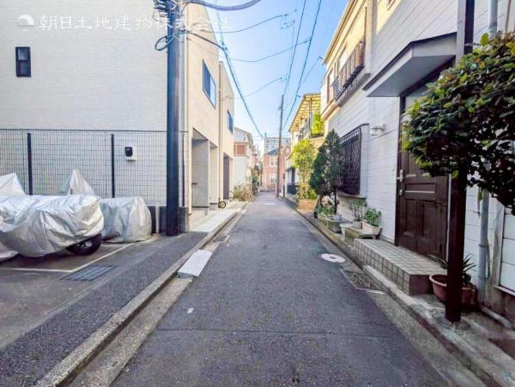 外観 【外観】道路面との高低差もなく落ち着いて車庫入れ可能です！！前面道路の幅員もしっかりあります。