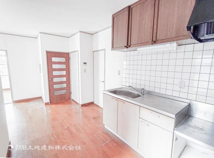 キッチン 広く取られたキッチンスペースはとても便利です。　自由にレイアウトがカスタマイズできます。