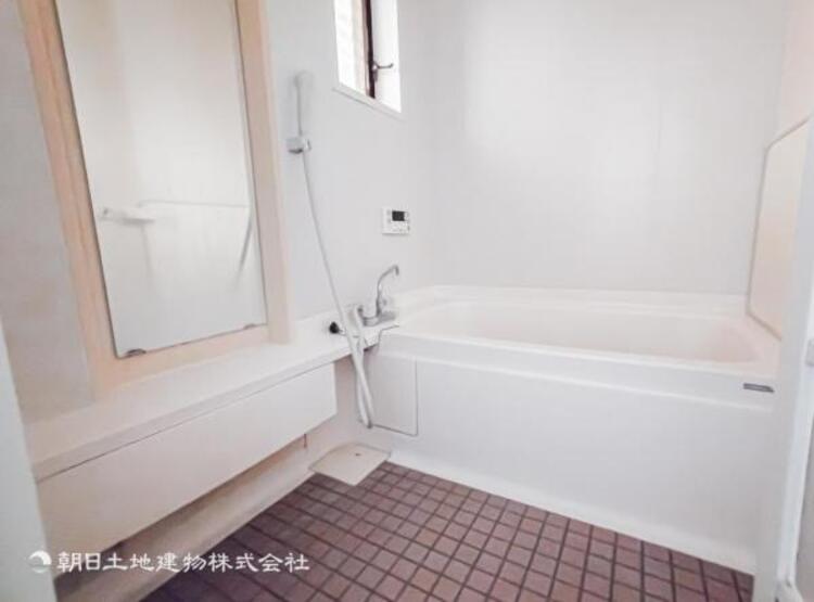 風呂 ゆったりと寛げる広々バスで足を伸ばしてリラックス。　最新のユニットバスは設備も充実です。