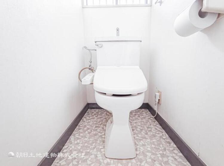 トイレ ウォシュレット、保温機能付き便座など充実の設備です　お掃除がしやすくストレスフリー！！