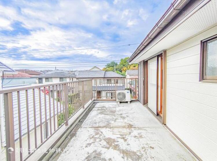 バルコニー 太陽の光と爽やかな風を受けられるバルコニーです。太陽の匂いを感じられそうです！