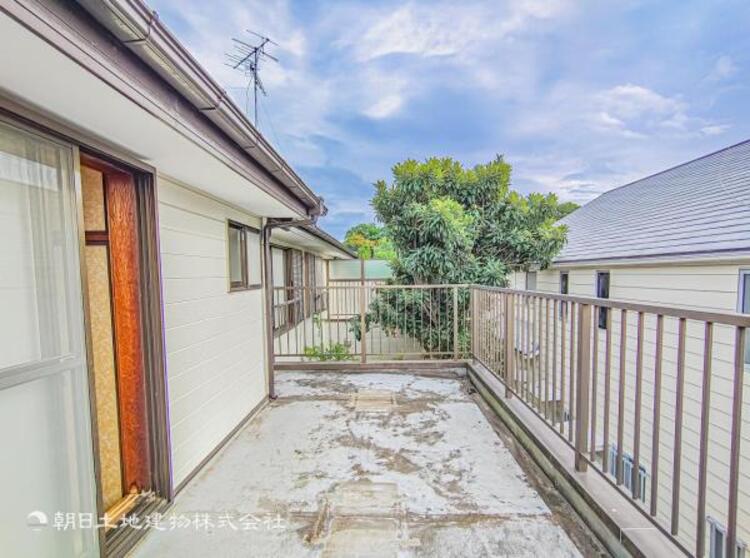 バルコニー 思わず大きく深呼吸したくなるバルコニー！空が青く、近く、広く感じる事が出来ます。