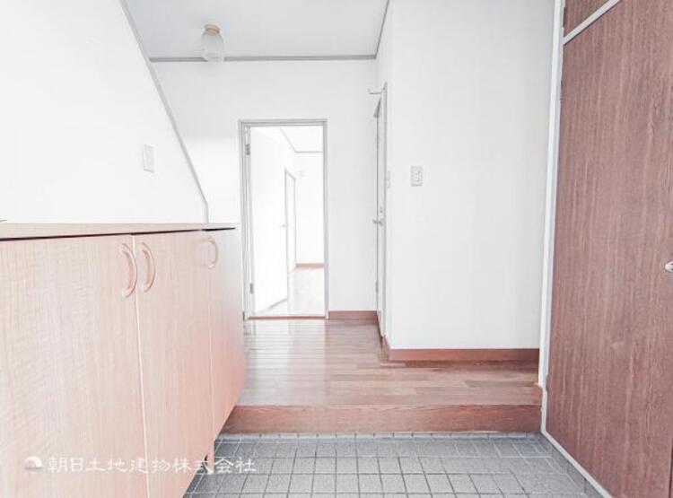 その他 明るく広い玄関には収納力に優れたシューズボックス。　靴をスッキリと整頓することができます。