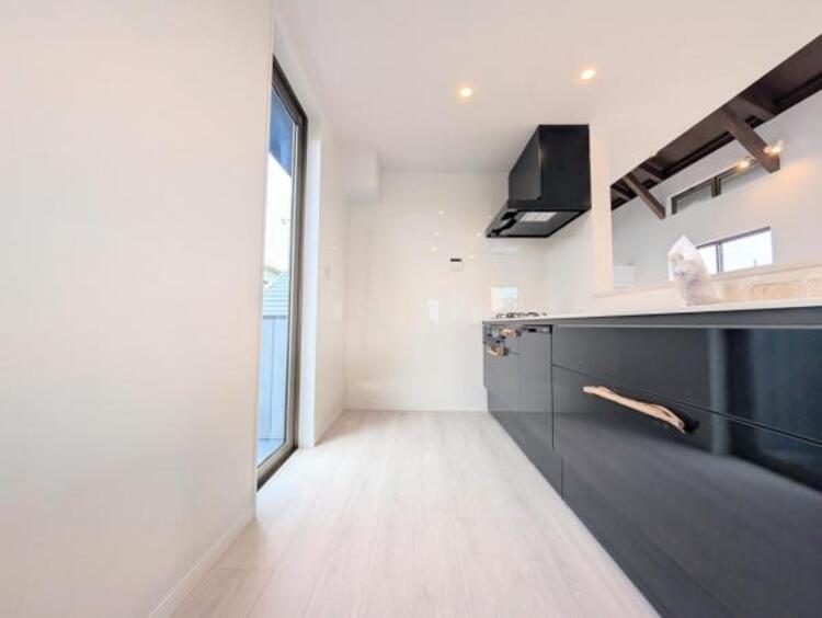 キッチン 【キッチン】広く取られたキッチンスペースはとても便利です。　自由にレイアウトがカスタマイズできます。