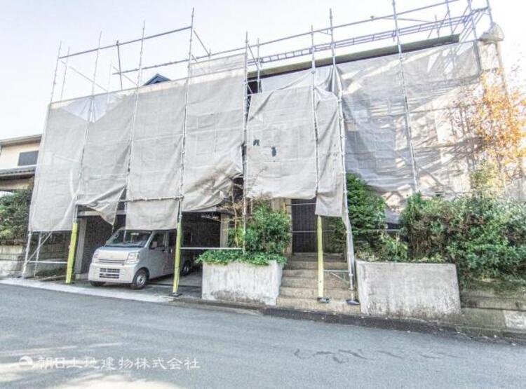 外観 おうちの前面道路は交通量の少ない生活道路で駐車もらくらく。車庫入れ苦手なママや小さなお子様も安心です　何気ない日常の中でストレスの少ない生活はふとした時に大きな満足をきっとあたえてくれます！！