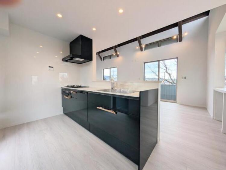 キッチン 【キッチン】リビングダイニングが見渡せるカウンターキッチン！　お料理をする人も開放感が心地いいです。