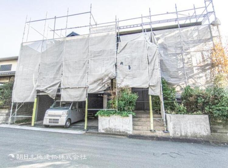 外観 青空を背景にスタイリッシュな外観が住まう人に誇りを与えます。駅周辺施設も利用でき快適生活が送れます！四季を通じて自然と触れ合えるスポットが周辺には沢山あり、お散歩やジョギング週末の遊びにおすすめです。