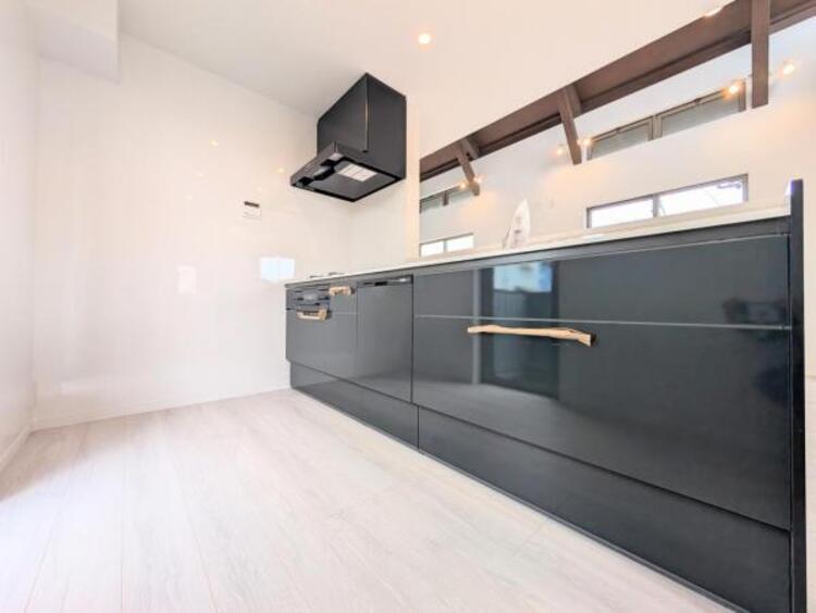 キッチン 【キッチン】最新のシステムキッチンは使い勝手が良好です。