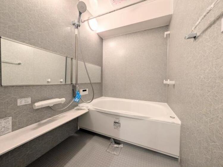 風呂 【浴室】ゆったりと寛げる広々バスで足を伸ばしてリラックス。　最新のユニットバスは設備も充実です。