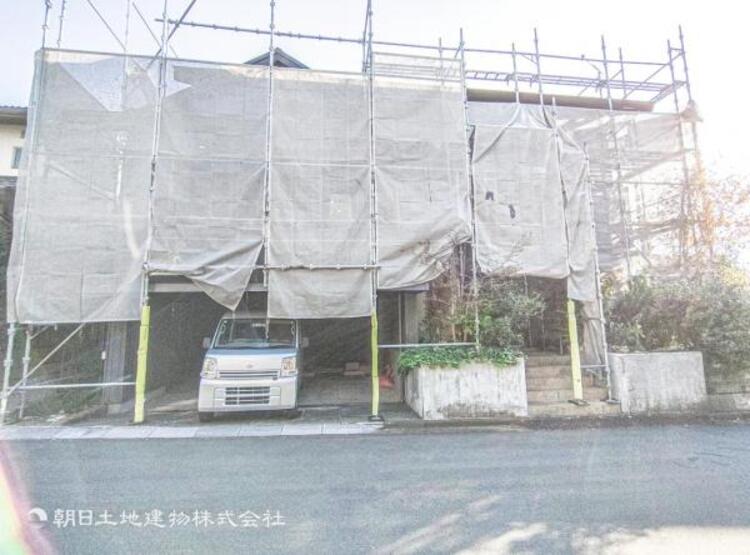 外観 一戸建てを中心とした街並が続き、静かで落ち着いた住環境です。心地よいライフスタイルが実現できる予感。少しでも豊かに、快適に。そんな想いから生まれた本邸宅は、これから先のお住まいをきっと支えてくれます。