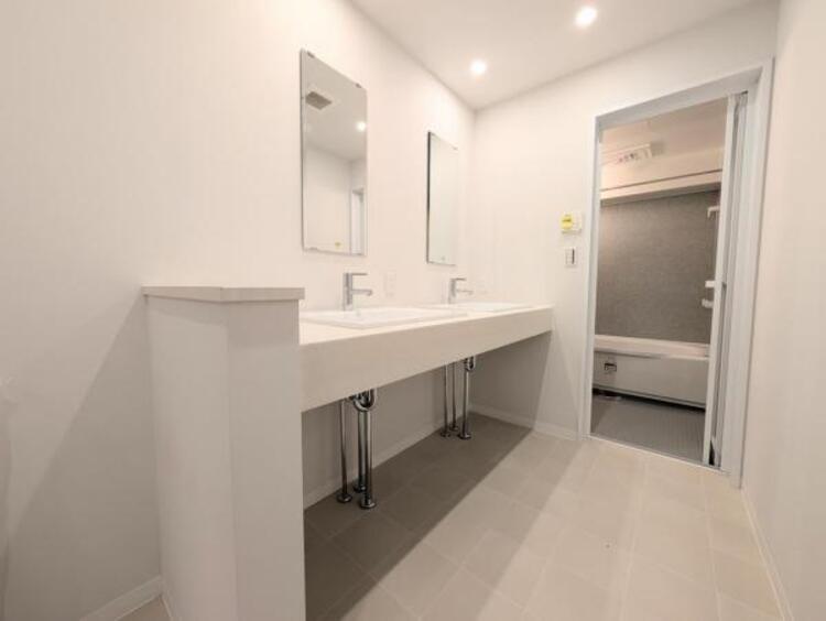 洗面 【洗面・脱衣所】３面鏡、シャワーヘッド、収納など充実の設備。動きやすい広さがあり使い勝手が良好です。