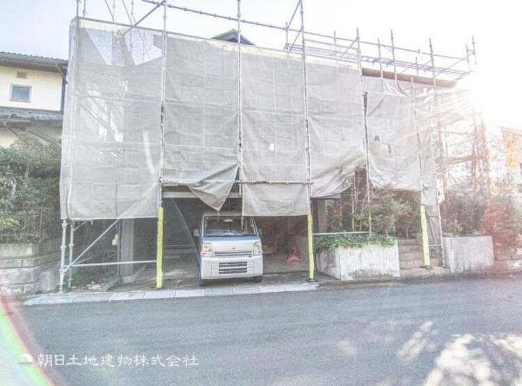 外観  長く愛着を持って住んで頂きたいから飽きのこないデザインに！！緑の潤いを感じながらホッと生活できそう。閑静な住宅地に馴染む落ち着いた色合いの外観は月日が経っても温かみのある邸宅として佇み続けます。 