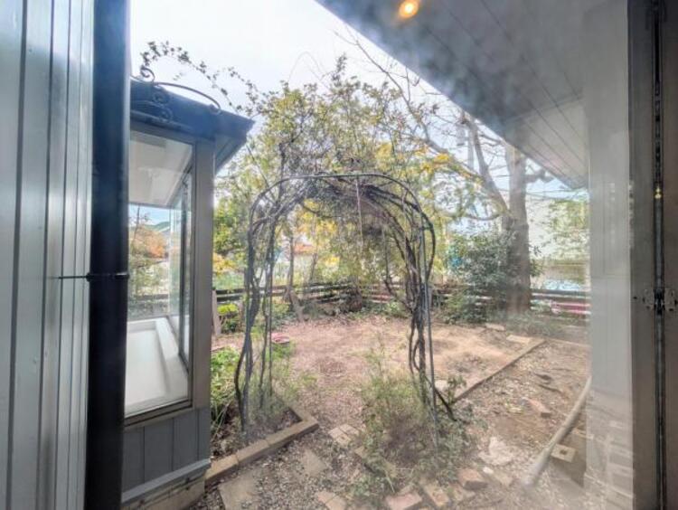 その他 【庭】庭先はとても広くお好きな食物を家庭菜園できたり、ガーデニングでキレイな演出もできます。小さなお子様がいらっしゃるご家庭はプールなどの水遊びも楽しみの一つですね。