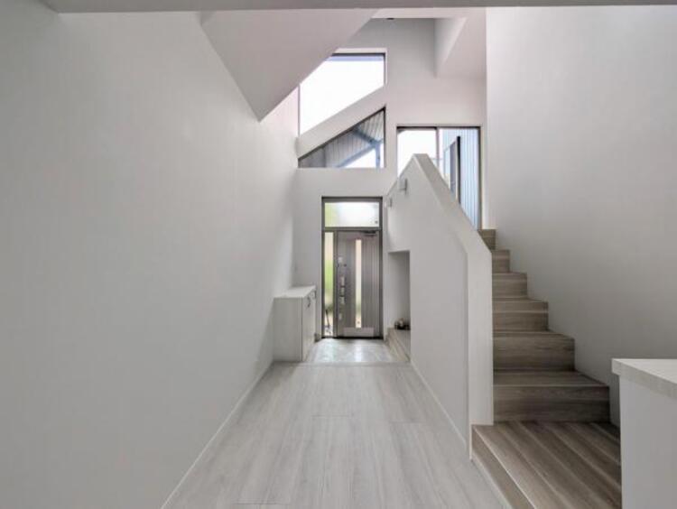 その他 【玄関吹抜け】玄関を開けた瞬間思わず「すご〜い」と声が出てしまう開放感のある吹き抜けです。明るく広く玄関先でも気持ちよく利用できる素敵な空間です。