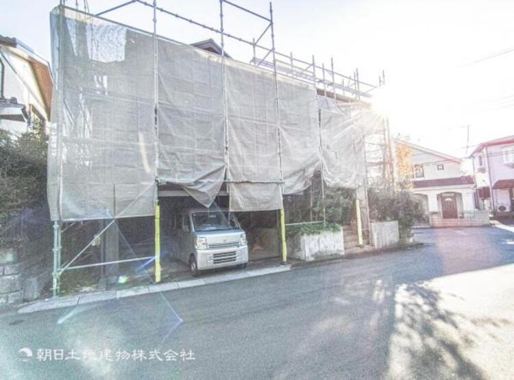 外観 おうちの前面道路は交通量の少ない生活道路で駐車もらくらく。車庫入れ苦手なママや小さなお子様も安心です　何気ない日常の中でストレスの少ない生活はふとした時に大きな満足をきっとあたえてくれます！！