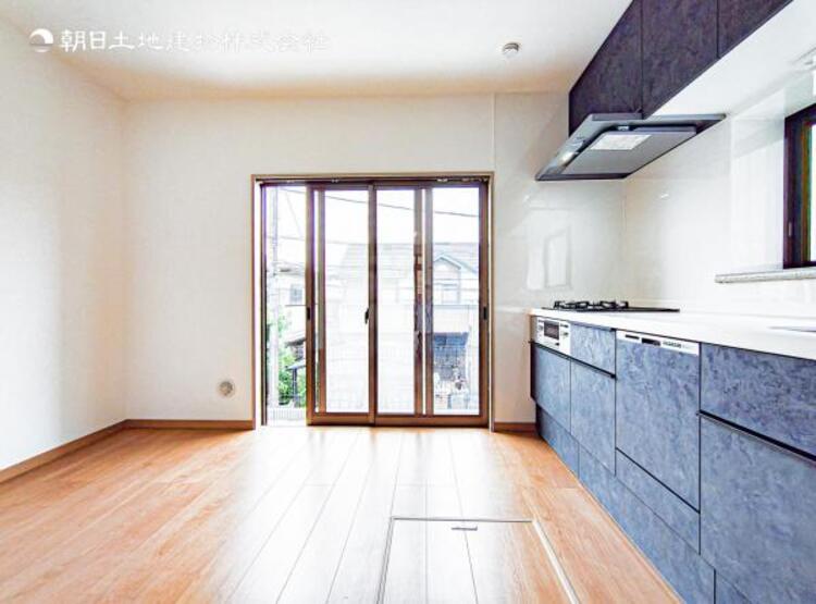 キッチン 【キッチン】広く取られたキッチンスペースはとても便利です。　自由にレイアウトがカスタマイズできます。 