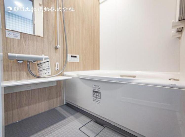 風呂 【浴室】ゆったりと寛げる広々バスで足を伸ばしてリラックス。　最新のユニットバスは設備も充実です。 