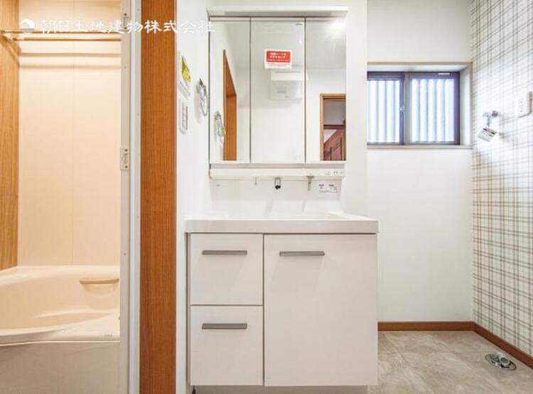 洗面 【洗面・脱衣所】３面鏡、シャワーヘッド、収納など充実の設備。動きやすい広さがあり使い勝手が良好です。 