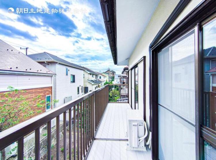 バルコニー 【バルコニー】太陽の光と爽やかな風でお洗濯物は気持ちいいです。 