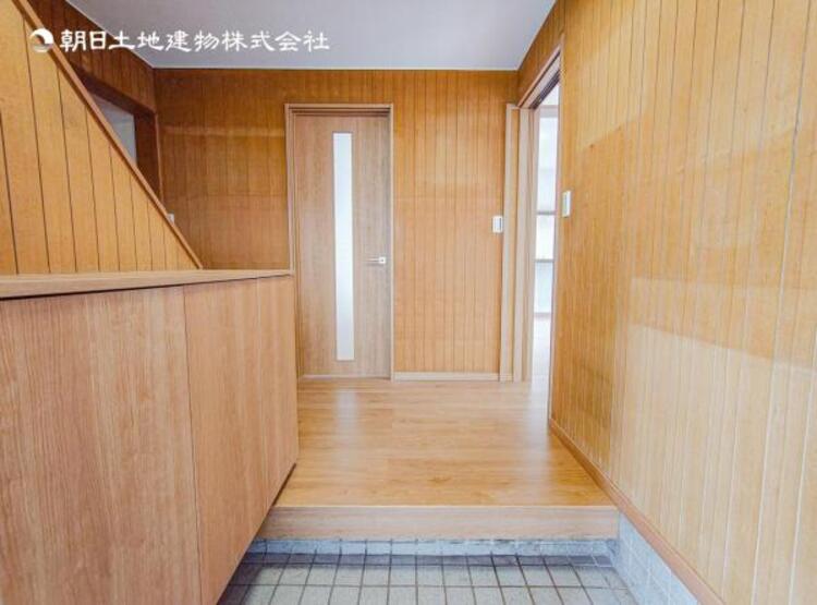 その他 【玄関】明るく広い玄関には収納力に優れたシューズボックス。　靴をスッキリと整頓することができます。 