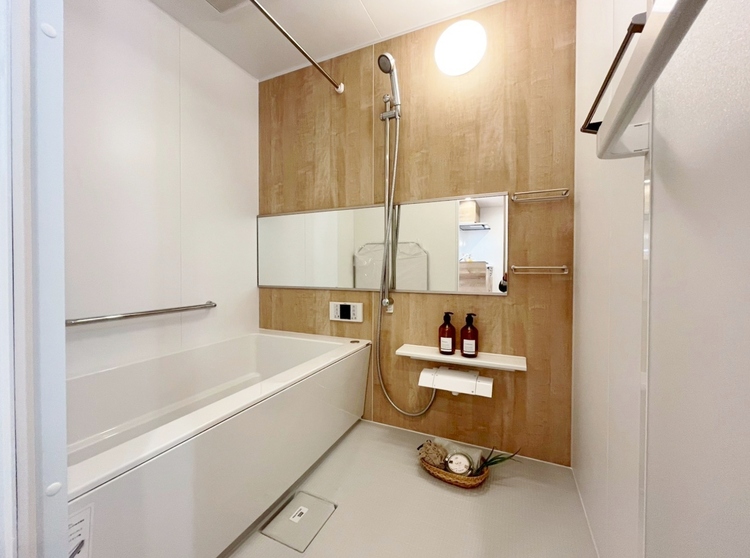 風呂 一日の疲れを癒すバスルームは、心地よいリラックスを叶える清潔感溢れる空間です。