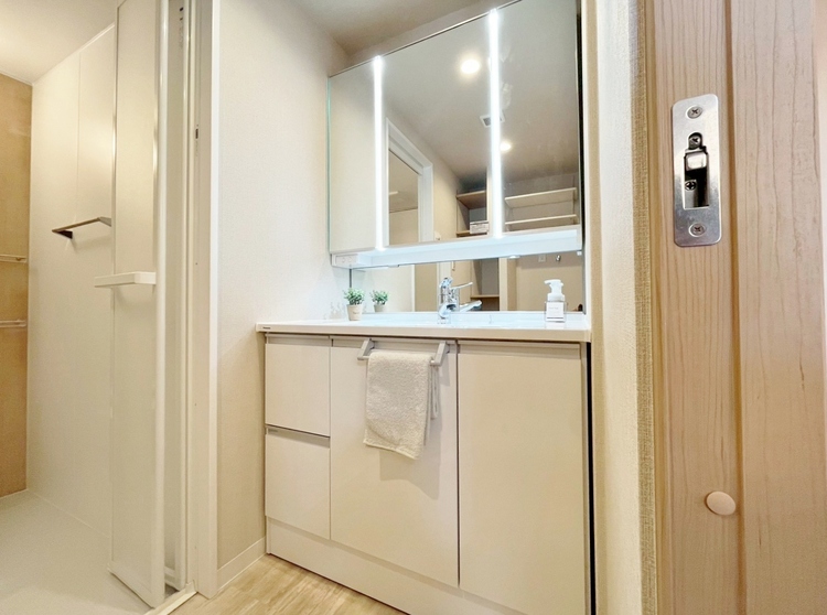 洗面 何かと物が増える場所だからこそ、スッキリと見映えの良い空間に。