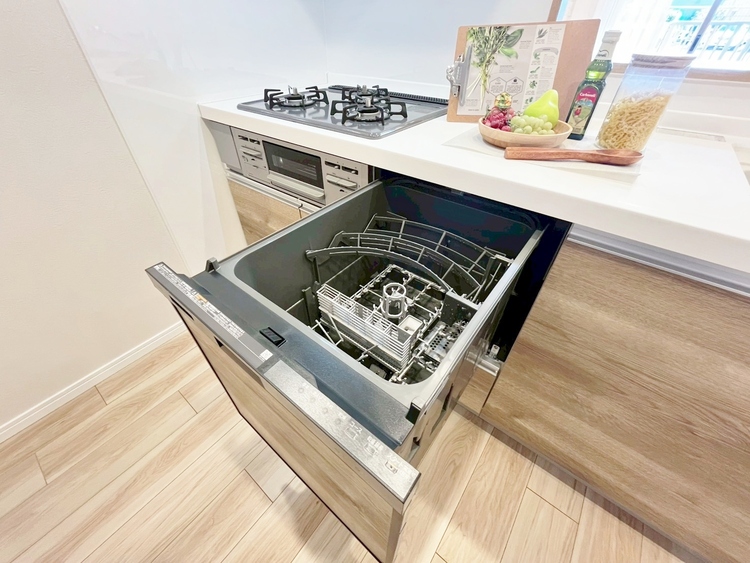 設備 家事の時短に役立つ食洗機。省スペースのビルトインタイプを採用致しました。