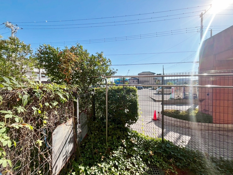 バルコニー 窓を開けると広がる青空。心をリフレッシュして日々を過ごしていきましょう。