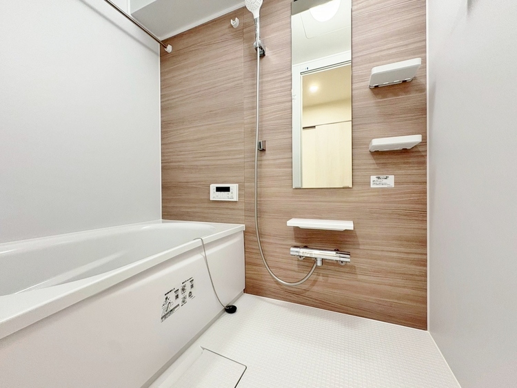 風呂 一日の疲れを癒すバスルームは、心地よいリラックスを叶える清潔感溢れる空間です。