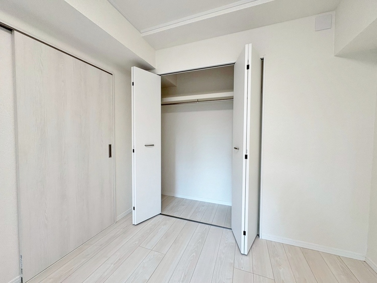 洗面 居室にはクローゼットがあり、荷物もスッキリ収納して快適にお過ごしいただけます。