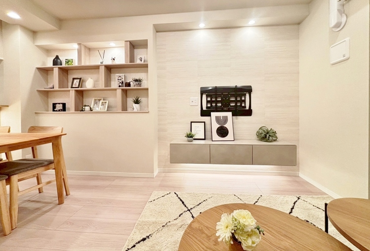 居間 忙しく過ぎゆく日常を置き去るほど、ゆったりした時間が流れるリビング。