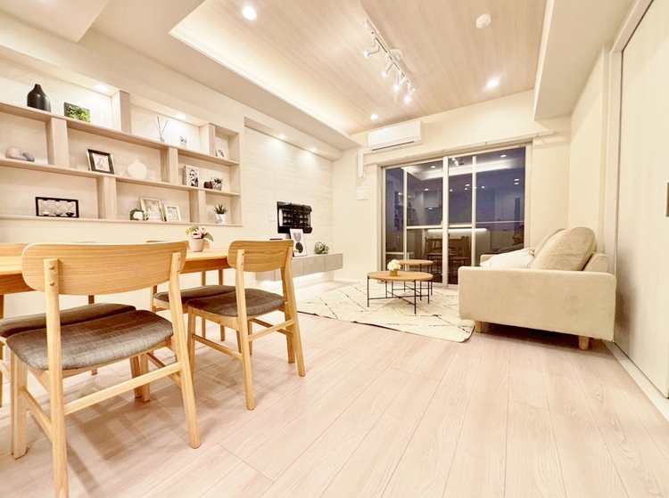 居間 快適に過ごす毎日を求めて、暮らしの中でご自身の「マイホーム」に創り上げてください。