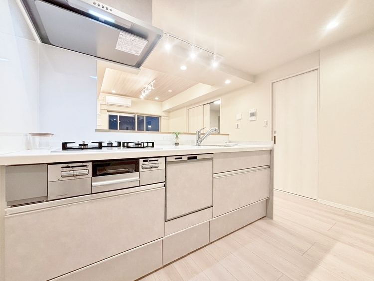 キッチン スマートな意匠と充実の機能を備えたキッチンが、暮らしにおいしい彩りを添えます。