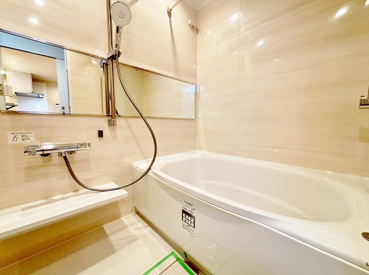 風呂 一日の疲れを癒すバスルームは、心地よいリラックスを叶える清潔感溢れる空間です。