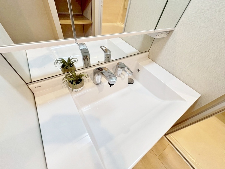 洗面 何かと物が増える場所だからこそ、スッキリと見映えの良い空間に。