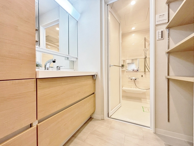 洗面 清潔感と心地よさを重視した、上質感漂うパウダールーム。