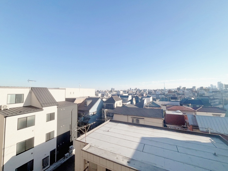 バルコニー 窓を開けると広がる青空。心をリフレッシュして日々を過ごしていきましょう。