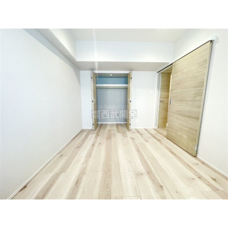 内装 洋服などをすべて収納して室内空間は広々快適