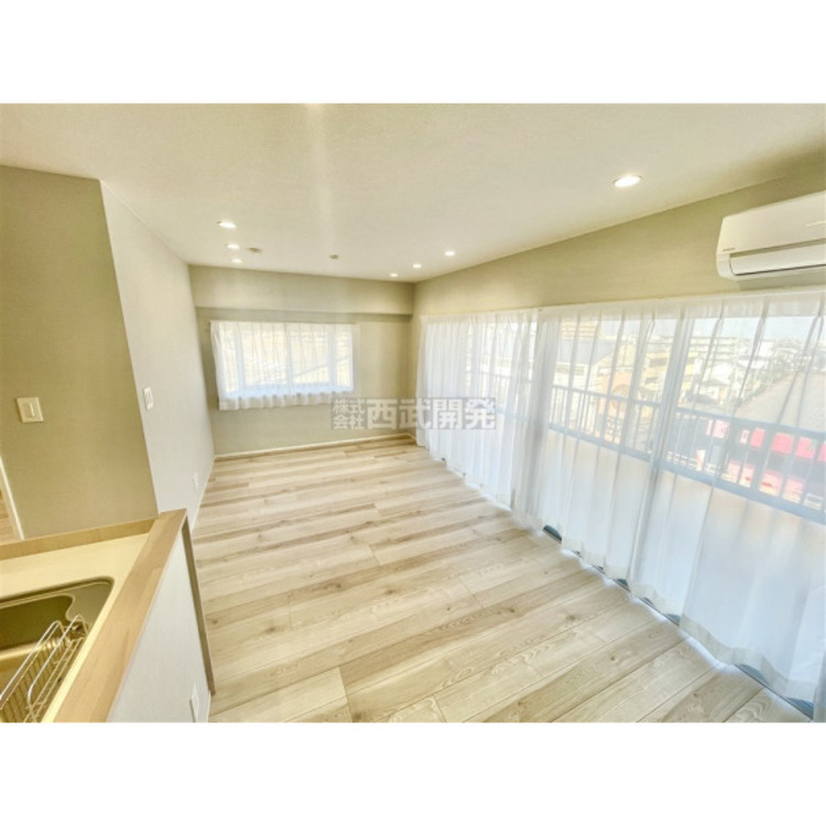 居間 大きな窓からたっぷりの陽が入るＬＤＫ