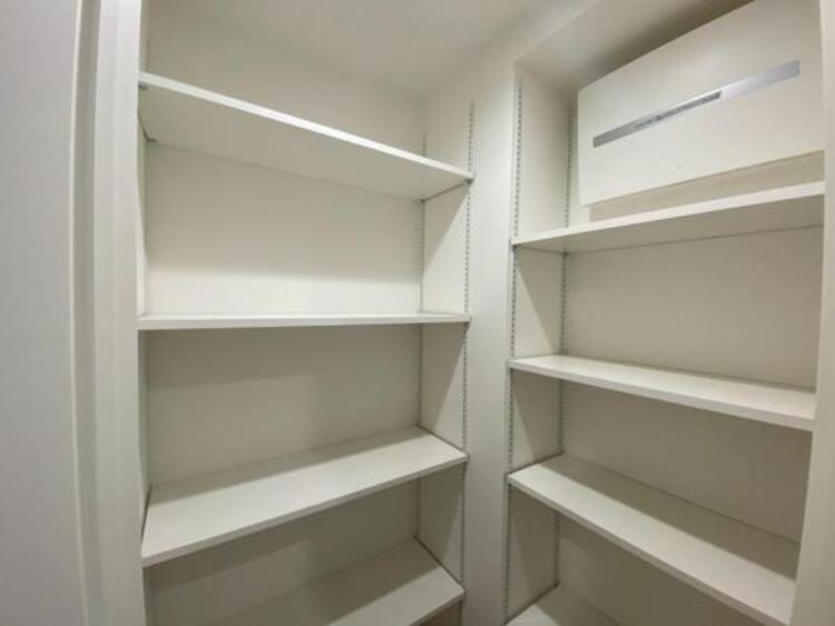 収納 広々とした収納スペースがあり、衣類や日用品をすっきり整理できます。