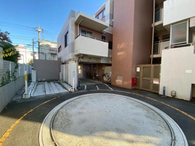 駐車場 敷地内に設けられた駐車スペース。