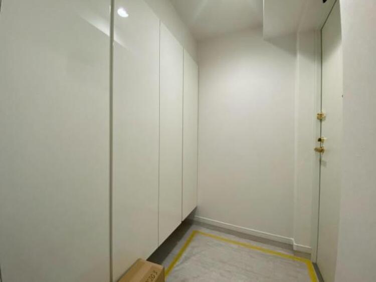 その他 シンプルで落ち着いたデザインの玄関が魅力です。