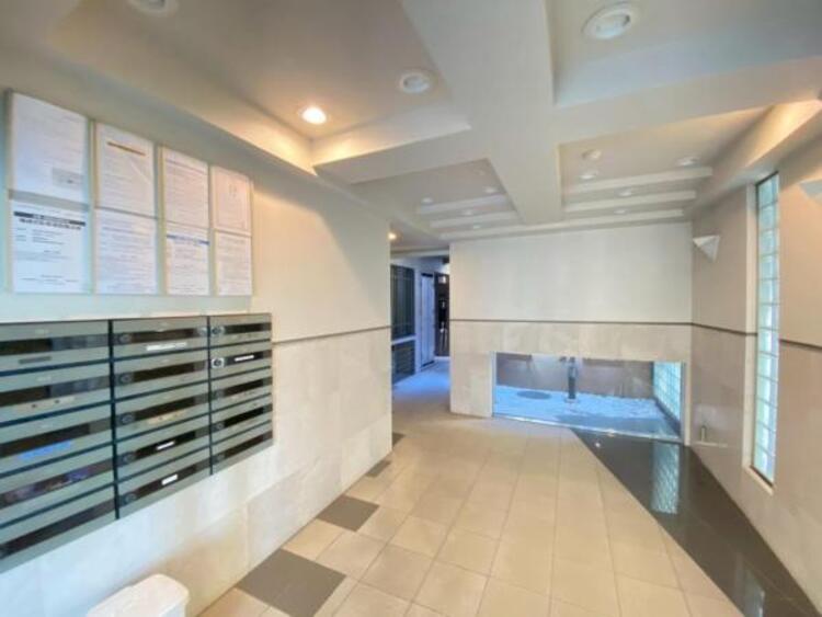 その他 エントランスに備え付けの郵便受けです。