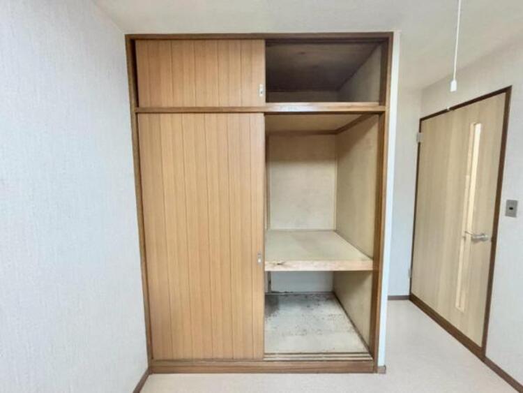 収納 ベッドルームにも空間を上手く利用し、クローゼットを設置。クローゼットを有効活用すれば、生活空間をより上質なものにしてくれるでしょう。ベッドルームも綺麗に保てます。