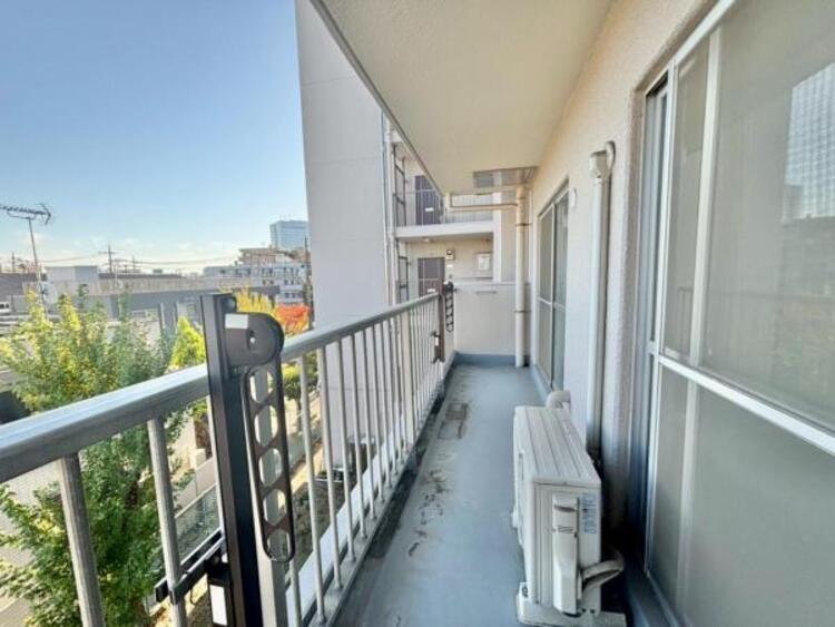 バルコニー 風の通り道。舞い込んでくる風が優しく躍り、室内に爽やかな空気を運んでくる。そこに季節の息吹を感じて、いまがどんな季節なのかを実感する。