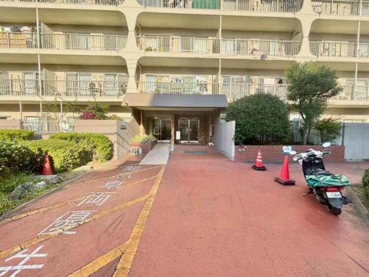 エントランス 外と内をつなぐエントランスは、まさに顔となる場所。シンプルながらも格調高い雰囲気を漂わせて上質な空間を作り出します。満ち足りたプライベートシーンへと誘う気品がありますね。