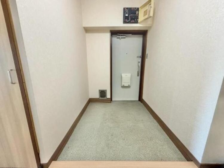 その他 玄関を開け、シックで落ち着きのある廊下を通り抜け、ご家族の待つ空間へ。一日あったいろんなことを胸に帰る我が家。「ただいま」と「おかえり」が交わされる幸せな空間が待っています。