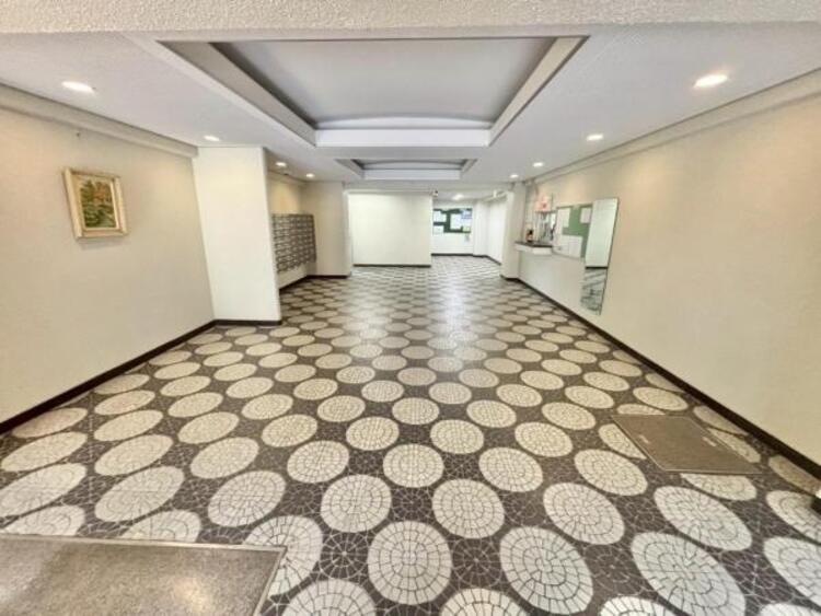 その他 上質感漂う玄関と廊下。居住者の帰り、訪れる方を優しく迎える・安らぎに満ちた生活空間を予感させる。健やかな暮らしを楽しめそう 。