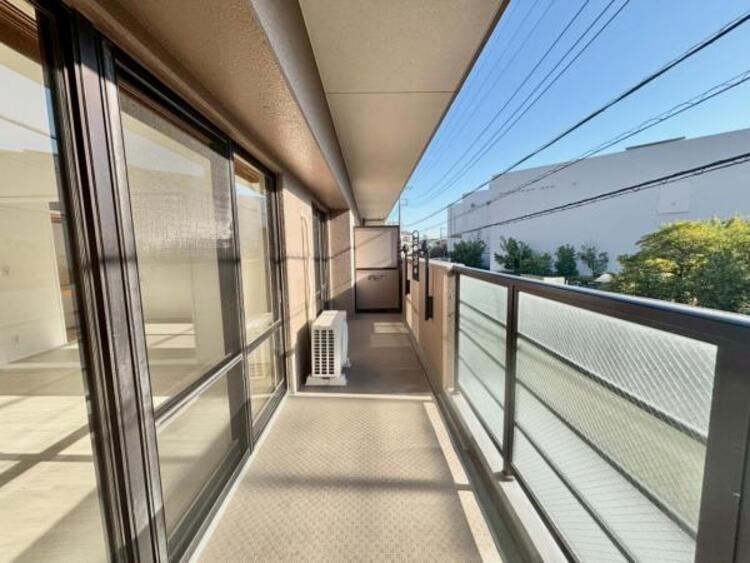 バルコニー 風の通り道。舞い込んでくる風が優しく躍り、室内に爽やかな空気を運んでくる。そこに季節の息吹を感じて、いまがどんな季節なのかを実感する。