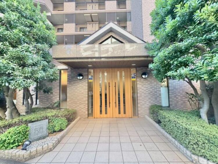 エントランス 外と内をつなぐエントランスは、まさに顔となる場所。シンプルながらも格調高い雰囲気を漂わせて上質な空間を作り出します。満ち足りたプライベートシーンへと誘う気品がありますね。